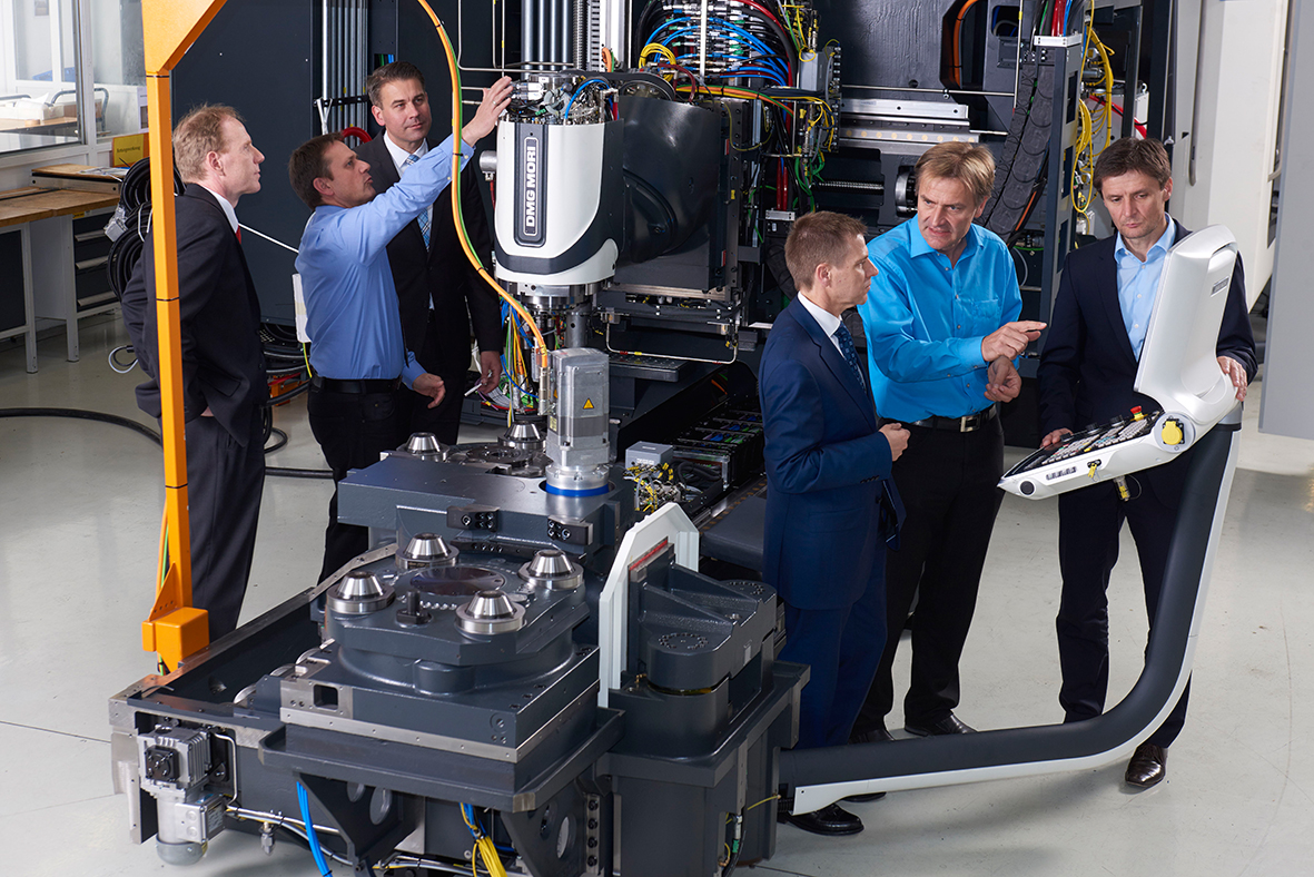 在一個(gè)實(shí)際投資項(xiàng)目中，舍弗勒和Deckel Maho Pfronten公司的專(zhuān)家開(kāi)發(fā)出了&ldquo;機(jī)床4.0&rdquo;，利用現(xiàn)有生產(chǎn)技術(shù)與傳感器、云技術(shù)和數(shù)字化零部件的連接，向數(shù)字化生產(chǎn)目標(biāo)邁出了實(shí)質(zhì)性的一步。