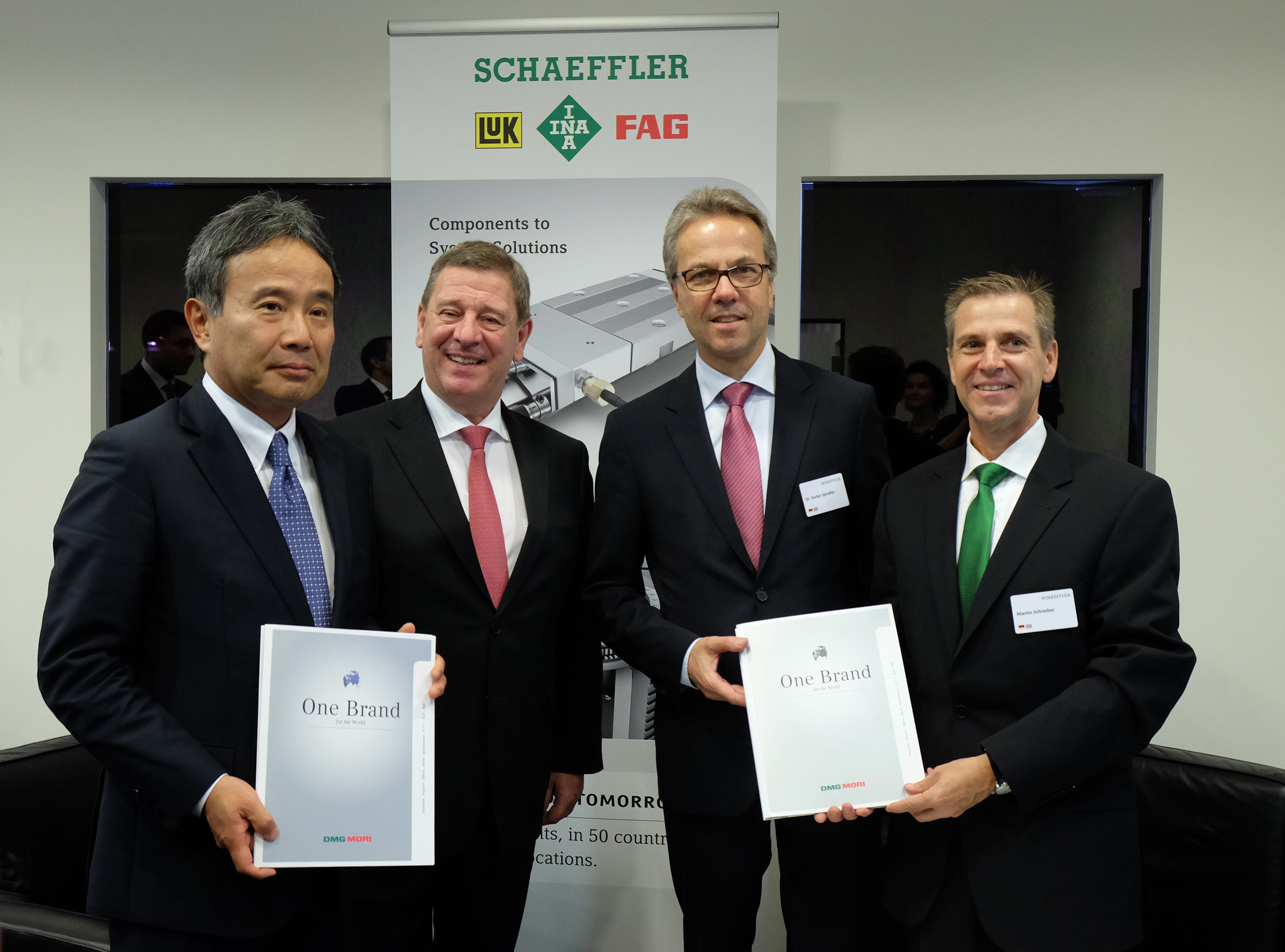 舍弗勒與德馬吉森精機簽署全球營銷協(xié)議。從左至右：德馬吉森精機有限公司首席執(zhí)行官森雅彥博士、德馬吉森精機股份有限公司首席執(zhí)行官呂迪格&middot;卡皮察博士、舍弗勒集團工業(yè)事業(yè)部首席執(zhí)行官斯特凡&middot;施平德勒博士、舍弗勒集團工業(yè)事業(yè)部制造機械事業(yè)部總裁馬丁&middot;施賴伯。