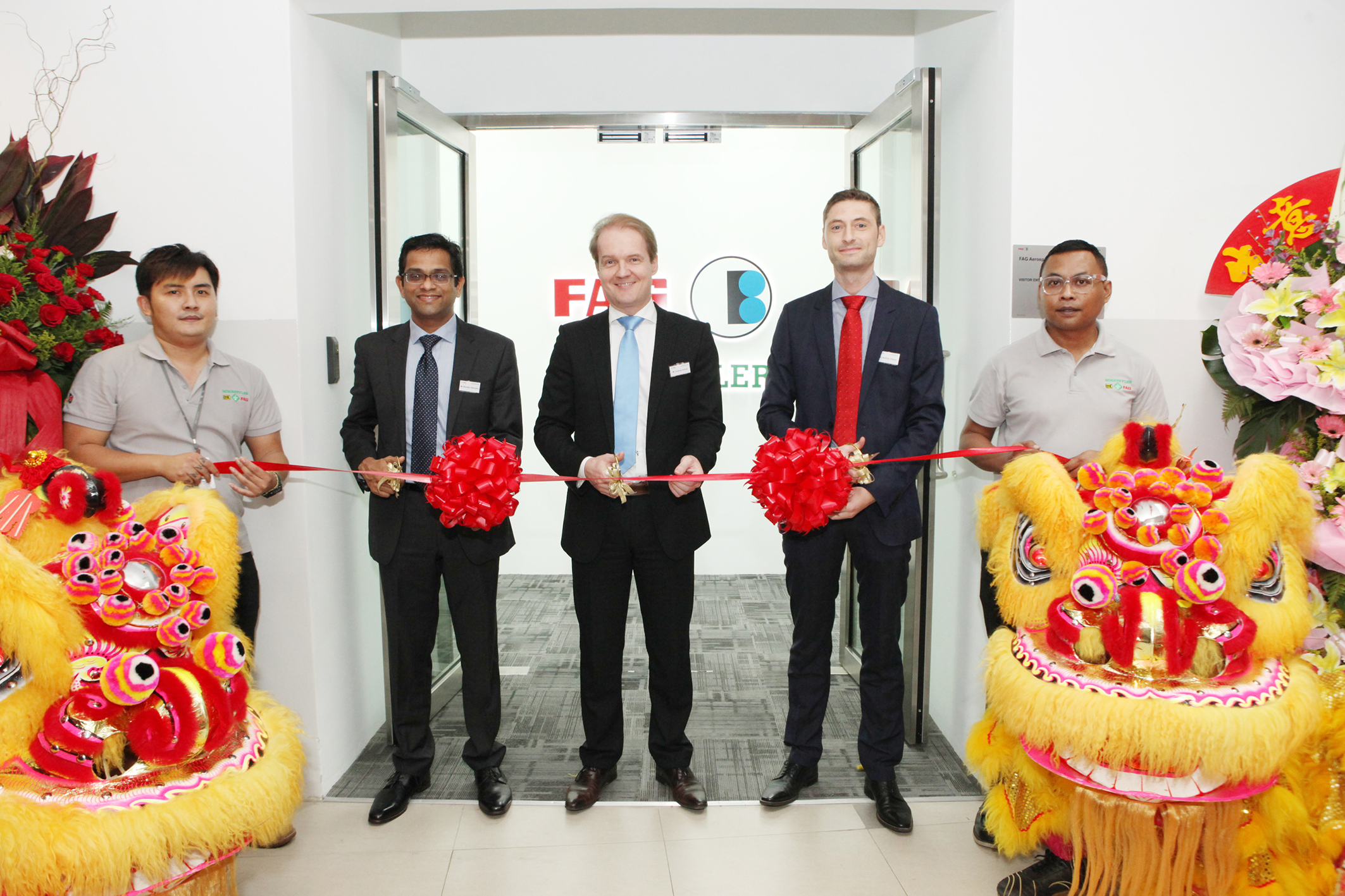 （從左至右）舍弗勒東南亞總裁拉瑪達(dá)斯&bull;切魯帕斯（Ramdas Cherupara），舍弗勒亞太區(qū)首席執(zhí)行官安德烈亞斯&bull;?？耍ˋndreas Schick）以及FAG航空航天新加坡公司總經(jīng)理馬蒂亞斯&bull;比格納（Matthias Biegner）在FAG航空航天（新加坡）有限公司的開(kāi)業(yè)儀式上正準(zhǔn)備剪彩。